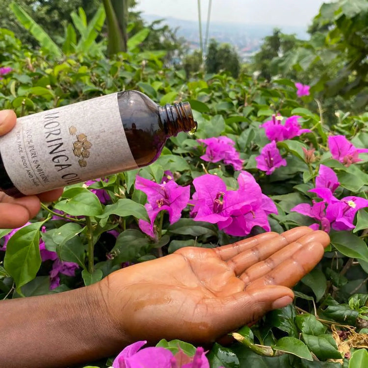 Olio di moringa versato sull pelle delle mani