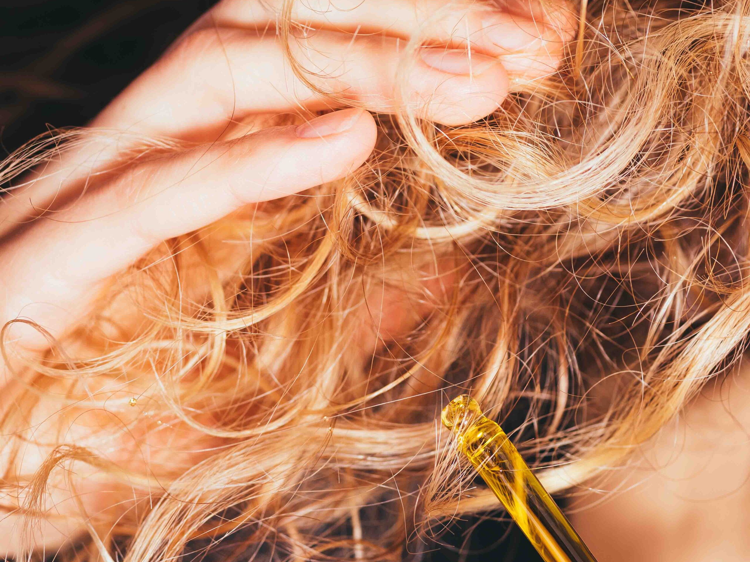 applicazione olio di moringa cuoio capelluto capelli rossi